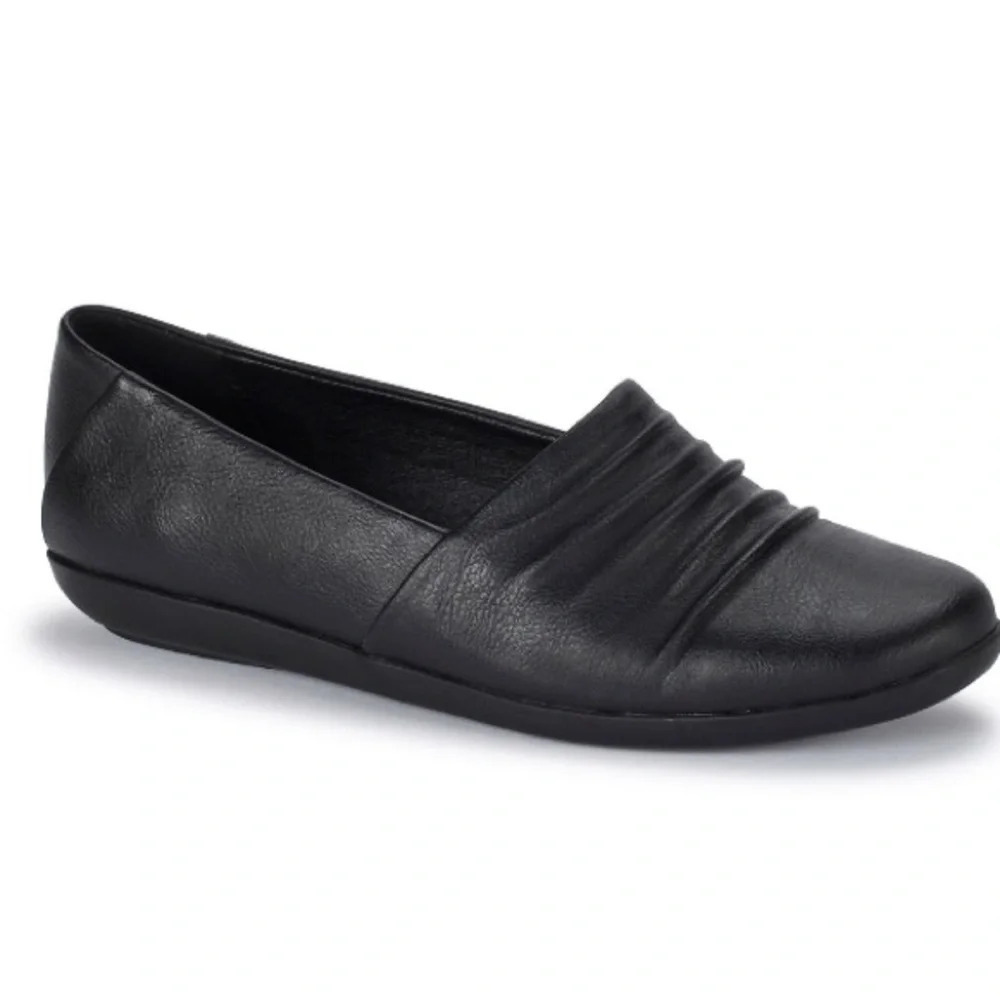 NWOB Baretraps Women’s Piper Round Toe Flat